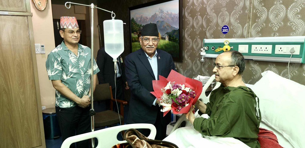 सेनाको अस्पताल छाउनी पुगेर प्रधानमन्त्रीले भेटे उपप्रधानमन्त्री खड्कालाई