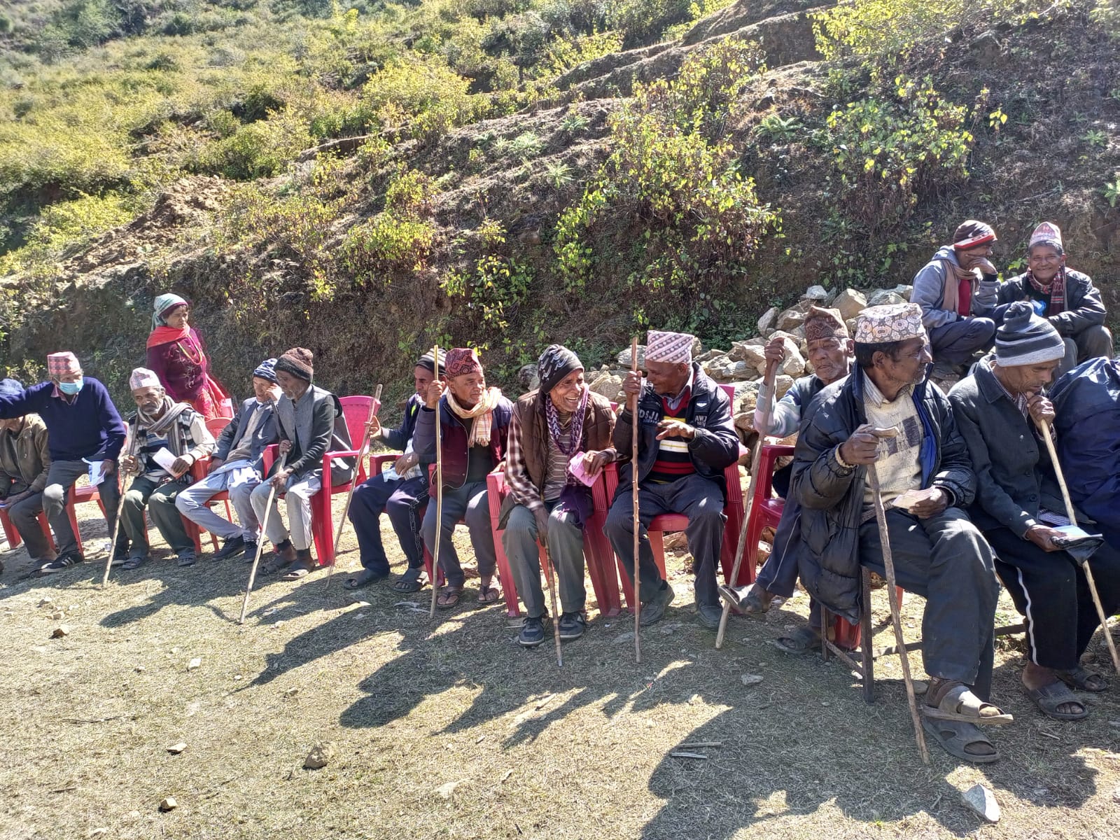चौरपाटीमा वडामै पुगेर भत्ता वितरण ,ज्येष्ठ नागरिक भन्छन्  ,'आगनमै सरकार भएको महसुस भयो '