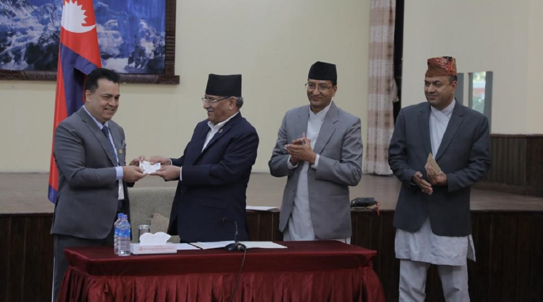 प्रधानमन्त्रीले दिए आचार्य र केसीलाई पहिलो गैरआवासीय नेपाली नागरिकता