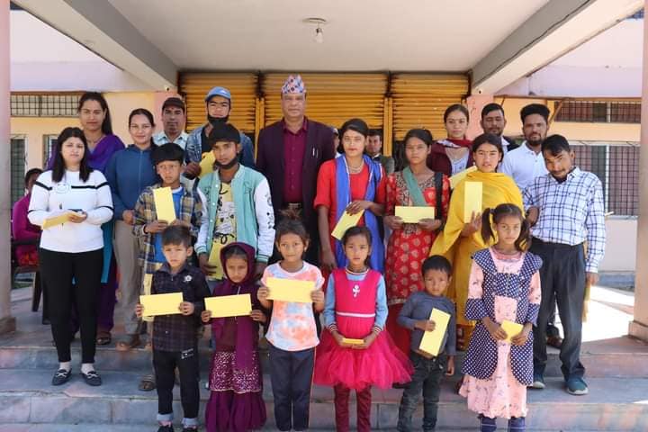 मनकारी मेयर राजेन्द्र : आफ्नो सेवासुविधाबाट टुहुरा बालबालिकालाई दिए दसैं खर्च