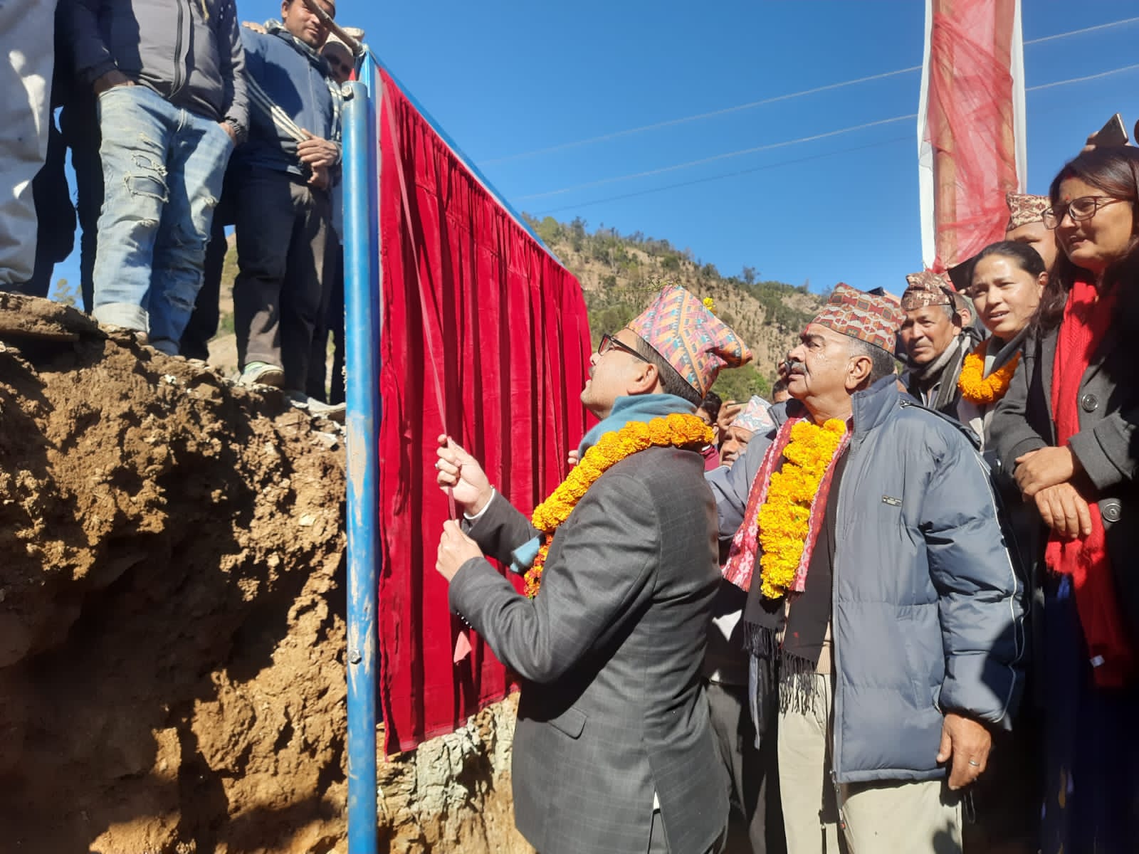 गैरिटाँड–कमलबजार –बासकाँडा सडक खण्डको कालोपत्रेका लागि मन्त्री देउवाले गरे सिलन्यास