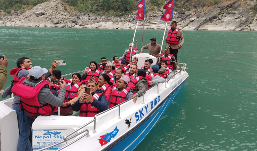 कैलाली र सुर्खेतको सिमा क्षेत्र कर्णालीमा ‘मोटर बोट’ सञ्चालन