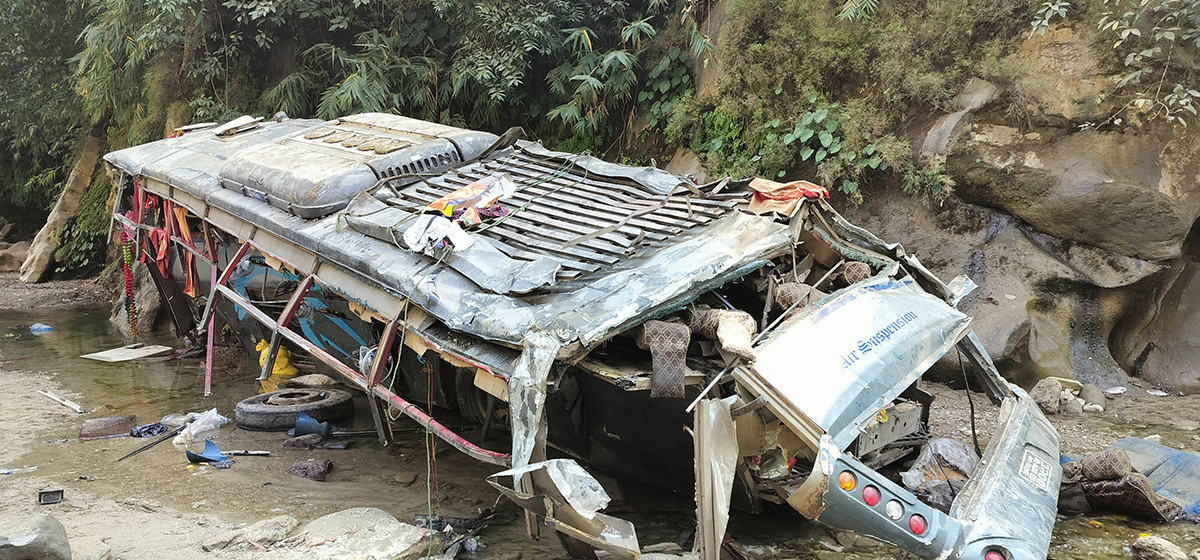दुर्घटनाका घाइते भन्छन्ः पहाडमा ठोक्किएको बस उछिट्टिएर खोलामा खस्यो