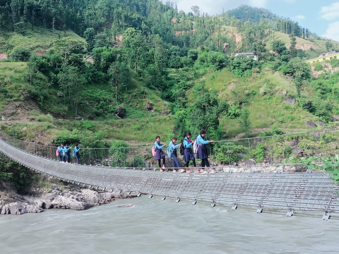 महिनावारीमा मन्दिरछेउको पुल तर्न नपाउँदा रोकिन्छ पढाइ