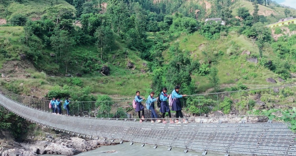 खच्चड अड्किएको झोलुंगे पुलमा एक वर्षदेखि जोखिम मोलेरै वारपार